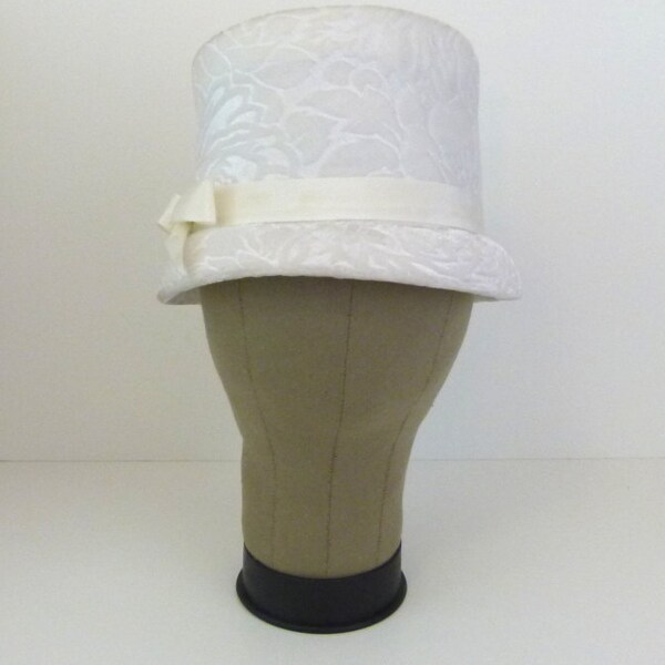 1950er Jahre Hut weißen Hut Floral Hut beflockte Hut 50er Jahre weißer Hut Style Hut mit Bogen weißen Eimer Hut weiß auf weiß Floral Hut weißes Kleid Hut