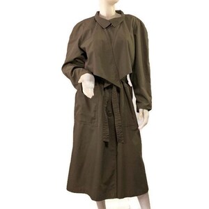 Peut inclure: Un long manteau beige en trench avec une ceinture et une fermeture à bouton unique. Le manteau a un col et des manches longues.