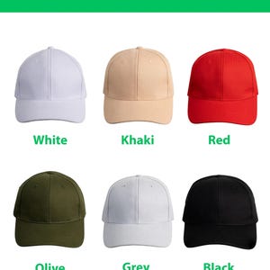 Puede incluir: Una colecci&oacute;n de seis gorras bordadas ligeras dispuestas en dos filas. Los colores presentados son blanco, caqui, rojo, oliva, gris y negro. Cada gorra tiene una corona estructurada, una visera curva y ojales en los paneles superiores.