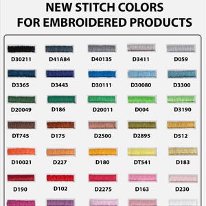 Puede incluir: Una carta de colores titulada NEW STITCH COLORS FOR EMBROIDERED PRODUCTS que presenta una cuadr&iacute;cula de 35 muestras rectangulares de hilo de bordar en varios tonos, cada una etiquetada con un c&oacute;digo alfanum&eacute;rico &uacute;nico como D30211, D41A84 y D80034.