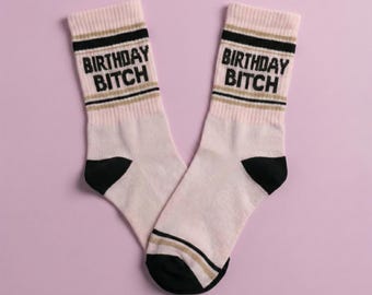 Calcetines de cumpleaños para perra • Idea divertida para un regalo de cumpleaños • Calcetines de cumpleaños unisex queer • Regalo para ella y él • Regalo LGBTQ • Regalo de humor para adultos