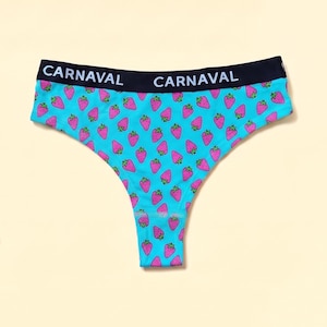 Op de afbeelding: Ondergoed met hoge taille in helder turkooisblauw met een herhalend patroon van kleine roze aardbeien met groene blaadjes. De zwarte elastische tailleband toont de witte tekst CARNAVAL op de voorzijde.