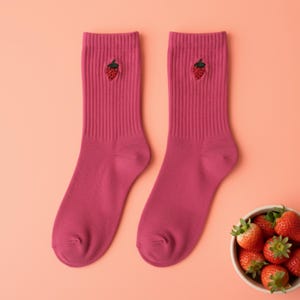 Calcetines de fresa • Calcetines deportivos de algodón orgánico bordados • Conjunto de calcetines divertidos con frutas • Calcetines de regalo de cumpleaños • Regalo para amantes de la comida • Regalos rosas