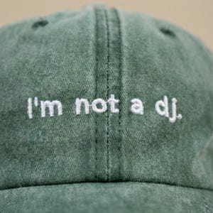 I am not a dj Embroidered Vintage Hat | Unisex baseball cap with embroidery | Geschenk für Freundin | Personalisiertes Geschenk image 2