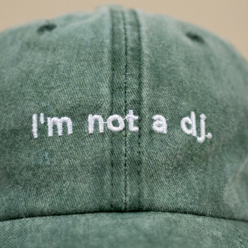 I am not a dj Embroidered Vintage Hat | Unisex baseball cap with embroidery | Geschenk für Freundin | Personalisiertes Geschenk image 2