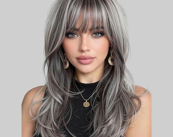 Peluca Gris Rizada de 18 Pulgadas con Flequillo – Cabello Sintético Largo con Mechas