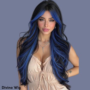 Op de afbeelding: Lange, golvende pruik met zwart haar en levendige blauwe highlights. De pruik heeft een natuurlijke haarlijn en is gestyled met losse golven. De tekst "Divina Wig" is zichtbaar linksonder in de afbeelding.