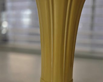 Jarrón acanalado amarillo girasol Fiestaware – Mediano