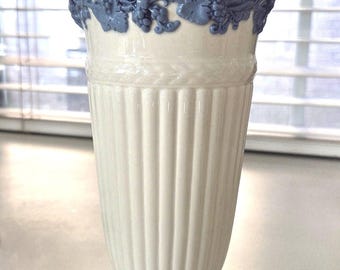 Jarrón vintage Wedgwood con relieve de vid azul, fabricado en Inglaterra, con autorización real.