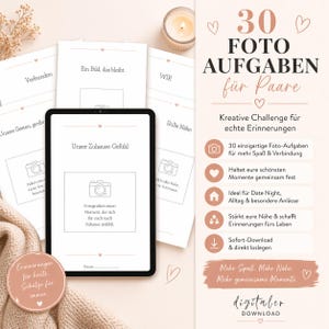 Può includere: Un prodotto digitale scaricabile con il testo "30 Compiti Fotografici per Coppie" e "Sfida Creativa per Ricordi Veri". L'immagine include un tablet, delle carte e una coperta accogliente, ideale per catturare ricordi. Il tema generale è il romanticismo e la conservazione della memoria.