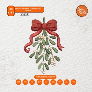 Könnte beinhalten: Ein digitales Stickmuster eines Mistelzweigs mit einer roten Schleife. Das Design enthält den Text 03 SIZE, MISTLETOE BOW EMBROIDERY DESIGN, 3" 4" 5", DIGITAL DOWNLOAD FILE und AVAILABLE FILE FORMATS mit Symbolen für DST, PES, PXF, EXP, JEF, XXX, VP3, SEW, HUS.