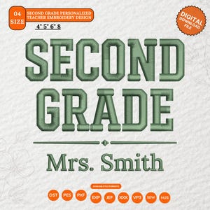 Może przedstawiać: Cyfrowy wzór haftu z tekstem w kolorze szałwiowej zieleni SECOND GRADE oraz Mrs. Smith. Projekt zawiera opcje rozmiarów 4, 5, 6 i 8 cali. Jest oznaczony jako plik do pobrania z dostępnymi formatami, takimi jak DST, PES, PXF, EXP, JEF, XXX, VP3, SEW i HUS.