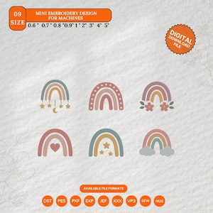 Puede incluir: Seis diseños de bordado de arcoíris en tonos pastel, con estrellas, lunas y flores. La imagen incluye el texto "MINI EMBROIDERY DESIGN FOR MACHINES" y "DIGITAL DOWNLOAD FILE". Los tamaños varían de 1,5 cm a 12,7 cm.