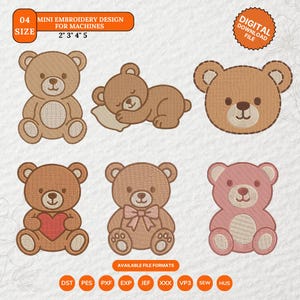 Op de afbeelding: Zes teddybeer borduurontwerpen in bruin- en roze tinten, met maten van 5 cm, 7.6 cm, 10.2 cm en 12.7 cm. De ontwerpen tonen een zittende, slapende beer en een beer met een hart. De afbeelding bevat ook de tekst "Digitale download".