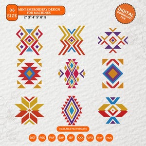 Pode incluir: Um conjunto de designs de bordado digital com nove padrões geométricos em cores vibrantes. Os designs incluem formas de diamante, zigue-zague e estrela, com tamanhos que variam de 5 a 20 cm. A imagem também inclui o texto "MINI EMBROIDERY DESIGN FOR MACHINES".
