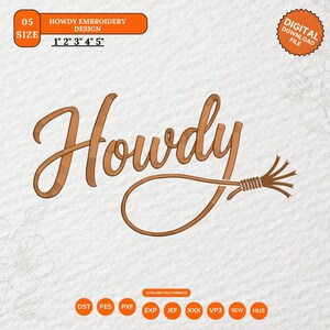 Può includere: Un ricamo digitale con la parola Howdy in corsivo marrone, in cui la lettera y si estende a forma di lazo. Il testo include 05 Size, 1, 2, 3, 4, 5 pollici, Digital Download File e i formati di file DST, PES, PXF, EXP, JEF, XXX, VP3, SEW, HUS.