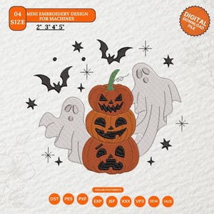 Op de afbeelding: Een digitaal borduurontwerp met een stapel van drie oranje pompoenen, twee witte geesten en zwarte vleermuizen en sterren. De tekst bevat 04 SIZE, MINI EMBROIDERY DESIGN FOR MACHINES, 2" 3" 4" 5", DIGITAL DOWNLOAD FILE en de bestandsformaten.