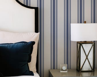 Papel pintado clásico de rayas azul marino, despegable y adhesivo atemporal o revestimiento de pared tradicional en colores personalizados