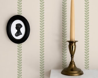 Carta da parati botanica a righe – Stile cottagecore con foglie e viti, autoadesiva o rivestimento murale tradizionale, colori personalizzati