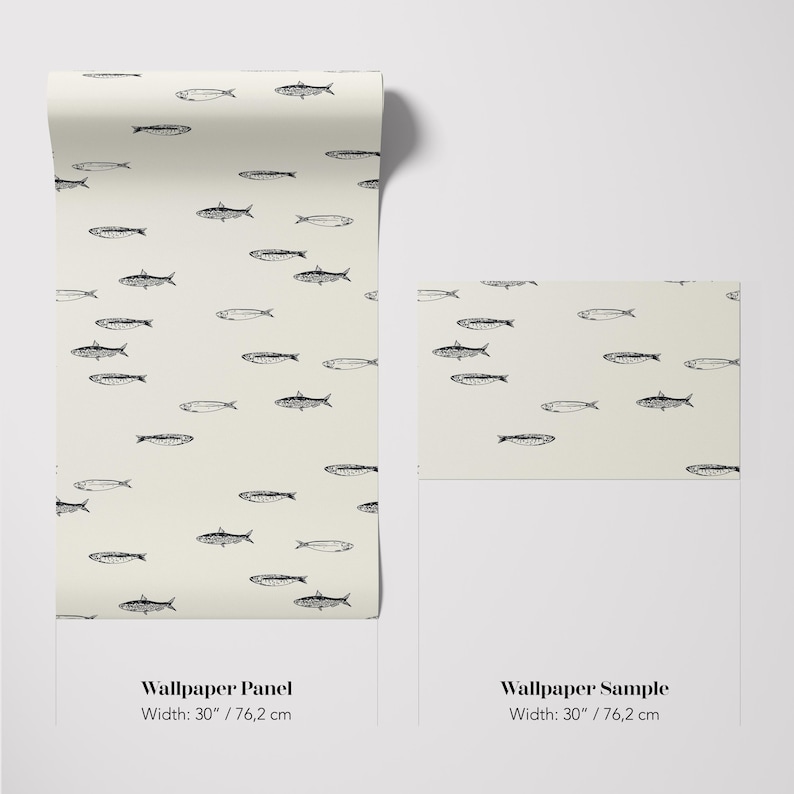 K&ouml;nnte beinhalten: Eine Tapetenrolle und ein Musterst&uuml;ck mit einem sich wiederholenden Muster aus schwarzen Fischen auf cremefarbenem Hintergrund. Die Tapetenbahn und das Muster sind jeweils 76,2 cm breit.