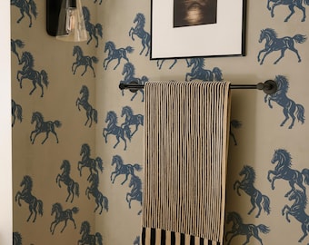 Papel pintado con caballos al galope, diseño ecuestre autoadhesivo o tapiz tradicional en colores personalizados.