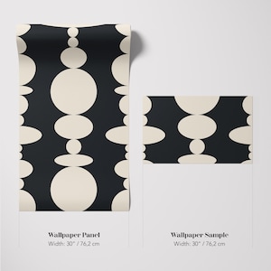 Pode incluir: Um painel de papel de parede e uma amostra de papel de parede com fundo preto e um padr&atilde;o repetitivo de c&iacute;rculos e ovais na cor creme. Ambos os itens est&atilde;o rotulados com uma largura de 76,2 cm. O design consiste em pilhas verticais de formas.