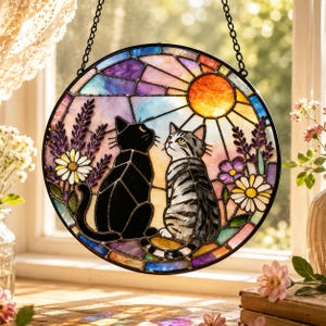 Atrapasueños de vidrieras con pareja de gatos, gatos negros y atigrados para colgar en la ventana, decoración romántica de gatos, arte floral para jardín, regalo para amantes de los gatos