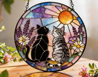 Witrażowy łapacz słońca z parą kotów, zawieszka na okno z czarnymi i pręgowanymi kotami, romantyczna dekoracja dla kotów, kwiatowa sztuka ogrodowa, prezent dla miłośników kotów