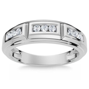 Anillo de boda para hombre de nueve piedras con diamantes redondos de 1/4 ct, banda pulida de oro de 10k.