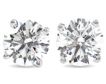 Può includere: Un paio di orecchini a lobo con diamanti. Ogni orecchino presenta un diamante rotondo taglio brillante tenuto in una montatura a quattro griffe. I diamanti brillano con numerose sfaccettature. Le montature sono argentate.