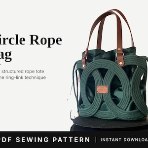 Puede incluir: Un bolso de mano de cuerda verde oscuro con asas de cuero marrón y un diseño de eslabones circulares. El texto dice: Circle Rope Bag, Sew a structured rope tote with the ring-link technique, PDF SEWING PATTERN, INSTANT DOWNLOAD.