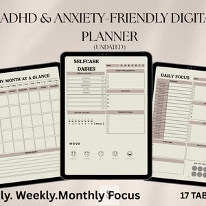 Peut inclure: Trois agendas numériques avec le texte "ADHD & ANXIETY-FRIENDLY DIGITAL PLANNER". Les agendas affichent des pages de concentration quotidiennes, hebdomadaires et mensuelles, des journaux de soins personnels et des suivis d'humeur. Le texte "17 TABS" est également visible.