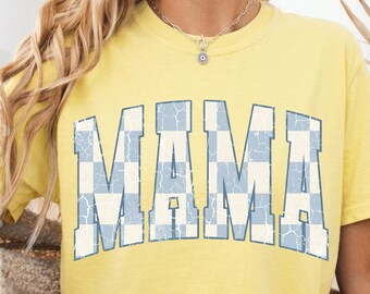 PNG de mamá a cuadros azules retro, sublimación de mamá desgastada, diseño de camiseta vintage para mamá, PNG del Día de la Madre, PNG de mamá femenina, descarga digital