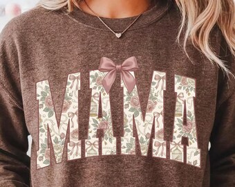 PNG de lazo floral vintage para mamá, diseño de sublimación estilo coqueta, gráfico para camiseta del Día de la Madre, archivo PNG de patrón de rosas shabby chic para descargar.