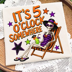 Halloween-skelet PNG, het is 5 uur ergens sublimatieontwerp, grappig spookachtig seizoen T-shirt PNG, heks skelet digitale download