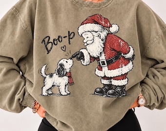 Immagine PNG di un cane che fa boop a Natale, immagine PNG di un cane che fa boop a Babbo Natale, immagine PNG di Natale retrò, immagine PNG di Natale alla moda, design per maglietta natalizia per amanti dei cani, download digitale