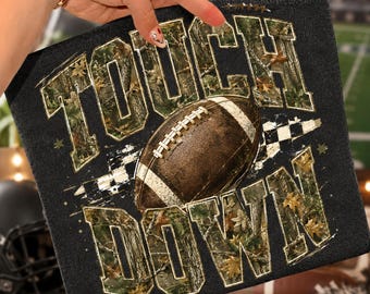 Touchdown da football a scacchi mimetici PNG, Football di tendenza per il giorno della partita PNG, Design sportivo a sublimazione per la stagione autunnale, Maglietta sportiva effetto invecchiato per la mamma PNG