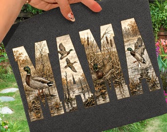 Mamma Anatra PNG, Tipografia Vintage Mamma Germano Reale, Design Rustico Fauna Selvatica Natura, Mamma Cacciatrice di Uccelli Acquatici PNG, Maglietta Rustica Mamma All'Aperto PNG