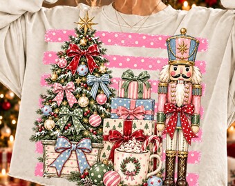 Fiocco di Natale a pois e strisce per albero PNG, albero di Natale rosa preppy PNG, fiocco civettuolo per le feste sublimazione, design per maglietta natalizia pastello