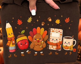 Jesienny nauczyciel PNG, Uroczy projekt sublimacji szkolnej na Święto Dziękczynienia, Kawaii ołówek z indykiem i jabłkiem i kawą PNG, Pogoda na sweter nauczyciela PNG