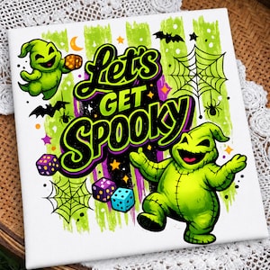 Puede incluir: Un letrero cuadrado blanco con el texto Let's Get Spooky en letras negras y moradas. El diseño incluye dos personajes verdes cosidos, telarañas, murciélagos negros y dados coloridos sobre un fondo de pinceladas verdes.