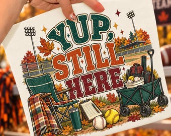 Sì, ancora qui Procione Caduta Divertente Campo da Palla Png, Autunno Palla Mamma Sublimazione, Baseball Softball Mamma PNG, Sports Mamma Maglietta Design