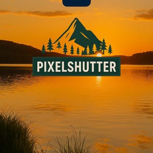 Könnte beinhalten: Digitales Kunstwerk mit Sonnenuntergang über einem See, mit einer Bergsilhouette und Kiefern. Das Adobe Lightroom-Logo befindet sich oben links, und der Text "PIXELSHUTTER" wird über dem Bild angezeigt.