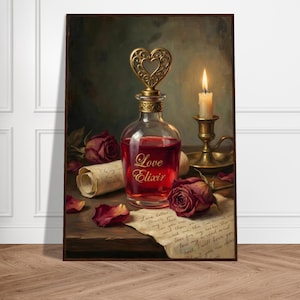Könnte beinhalten: Gerahmtes Stillleben-Gemälde mit einer Glasflasche mit der Aufschrift "Love Elixir" und einem herzförmigen Verschluss. Die Flasche ist mit roter Flüssigkeit gefüllt und steht auf einer Holzoberfläche mit Rosen, einer Kerze und einem handgeschriebenen Brief.