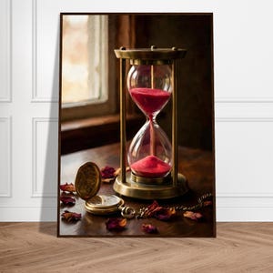 Puede incluir: Impresión enmarcada que muestra un reloj de arena de latón con arena roja, un reloj de bolsillo y pétalos de rosa. El reloj de arena es el punto focal, sobre una superficie de madera oscura y una ventana al fondo. El tema es el tiempo.