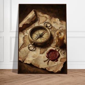Puede incluir: Una obra de arte enmarcada que representa un mapa antiguo con una brújula de latón, una vela encendida y un sello de cera rojo. El mapa tiene un aspecto envejecido y la brújula tiene una esfera detallada. La vela está parcialmente derretida.