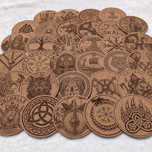 Vikingakorkunderlägg – 33 nordiska symboler | Anpassningsbart set med 2, 4, 6 eller 8 (+ flasköppnare som tillval) | Vikingapresent och dekorationsidé