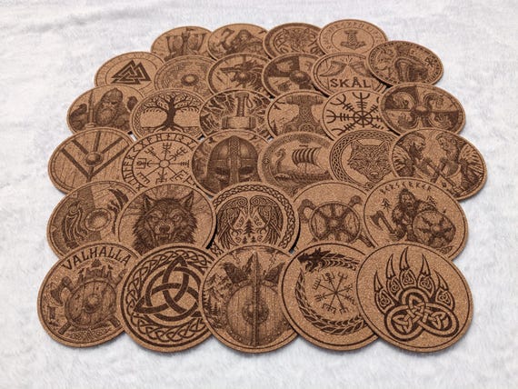 Dessous de verre Viking en liège – 33 symboles nordiques | Lot personnalisable 2, 4, 6, 8 (+ option décapsuleur) | Idée cadeau & déco viking