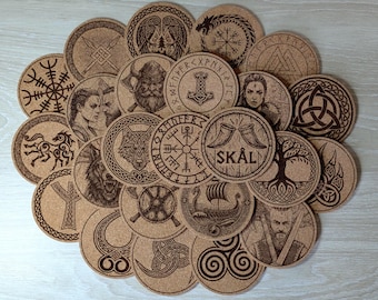 Viking kurken onderzetters – 24 Noorse symbolen | Aanpasbare set van 4, 6 of 8 (+ optie flesopener) | Viking cadeau- en decoratie-idee