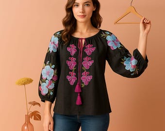 Boho besticktes Bauernoberteil • Schwarze Quastenbluse mit Blumenmuster